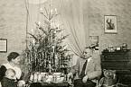 Německá rodina slaví Vánoce s portrétem Hitlera na stěně.
