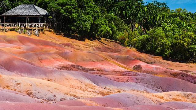 Sedmibarevná země: tajemství barevného lávového písku na Mauriciu odhaleno
