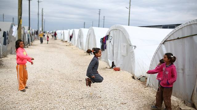 Přibližně 11 kilometrů od hranice své rodné země žijí stovky tisíc syrských uprchlíků