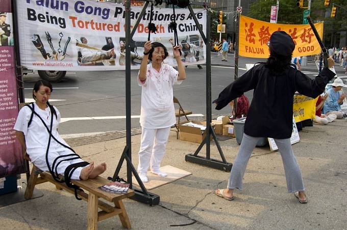 Demonstranti protestují proti praktikám čínské policie.