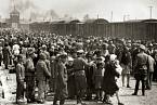 Osvětim-Březinka, rok 1944, selekce nově přijíždějících vězňů.