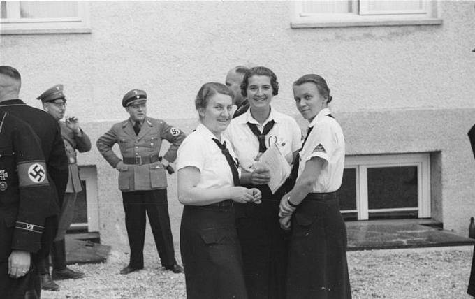 Vůdčí představitelky Svazu německých dívek na návštěvě v Dachau.