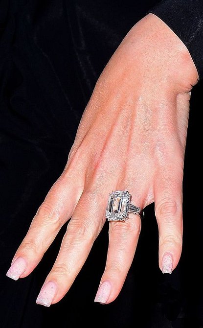 Mariah Carey se chlubila zásnubním prsten s obřím kamenem.