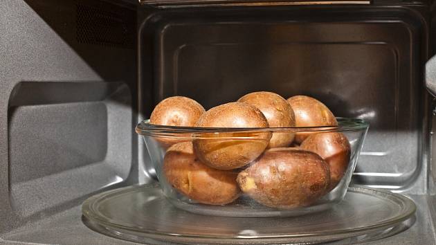 Je možné uvařit brambory v mikrovlnce?