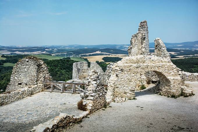 Zřícenina hradu v Čachticích