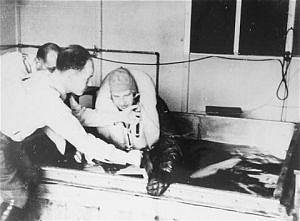 Nacistický lékař Sigmund Rascher vedl v koncentračním táboře Dachau pokusy s podchlazováním.