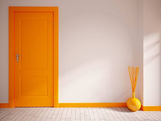 Oranžové detaily oživí interiér.