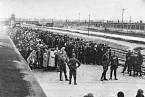 Koncentrační tábor Osvětim, další transport. Od konce března 1942 začaly do Osvětimi proudit židovské transporty z nacisty ovládaných zemí.