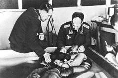 Nacistický lékař Sigmund Rascher vedl v koncentračním táboře Dachau pokusy s podchlazováním.
