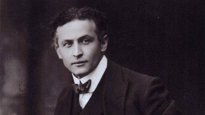 Harry Houdini se jmenoval Ehrich Weiss, ale pod tímhle jménem ho nikdo nezná.