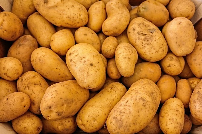 Vitamín B2 obsahují brambory