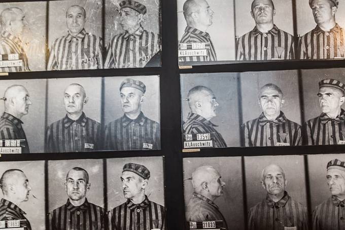 Osvětimští vězni na archivních fotografiích
