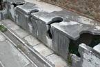 Veřejné latríny existovaly ve starém Římě.