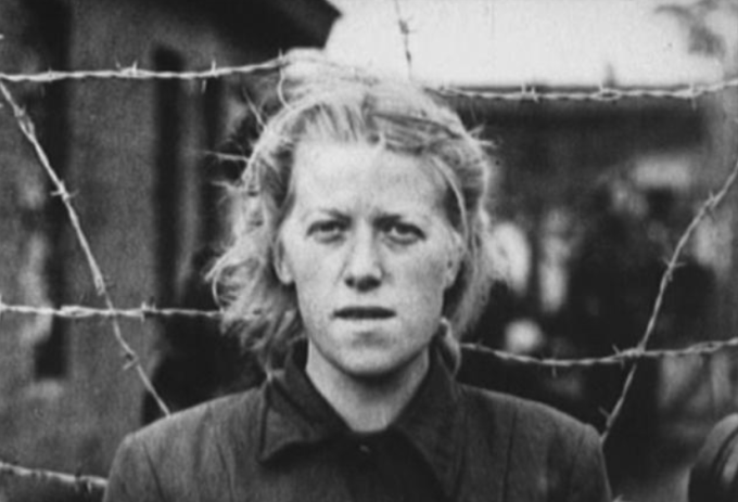 Herta Bothe, dozorkyně z Bergen-Belsenu. Fotografie pořízena spojeneckými vojsky 23. dubna 1945.