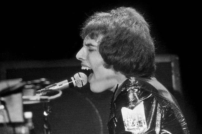První láska Freddieho Mercuryho si brzy uvědomila, že je zpěvák homosexuál. 