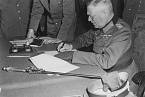 Maršál Keitel při podpisu kapitulace Německa