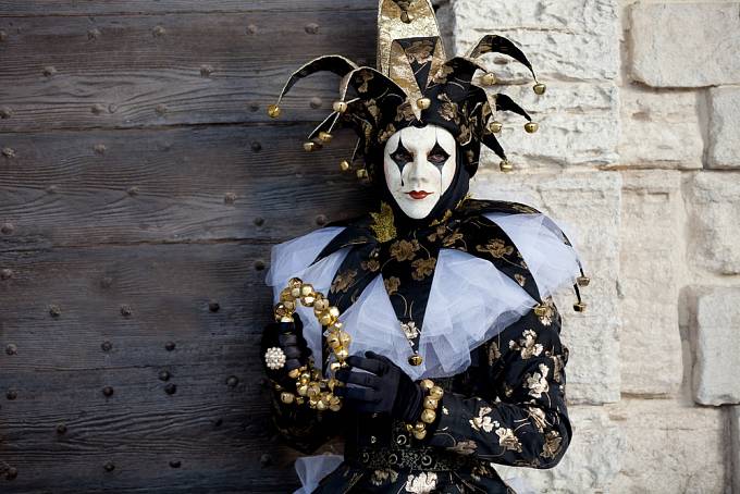 Žena v kostýmu šaška na festivalu v Benátkách
