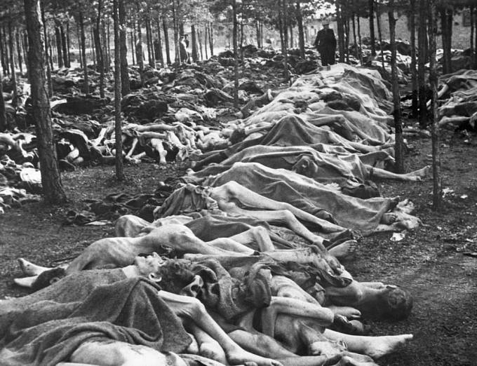 V Bergen-Belsenu lidé umírali hromadně na tyfus.