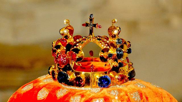 Svatováclavská koruna patří jen na hlavu právoplatných vládců.