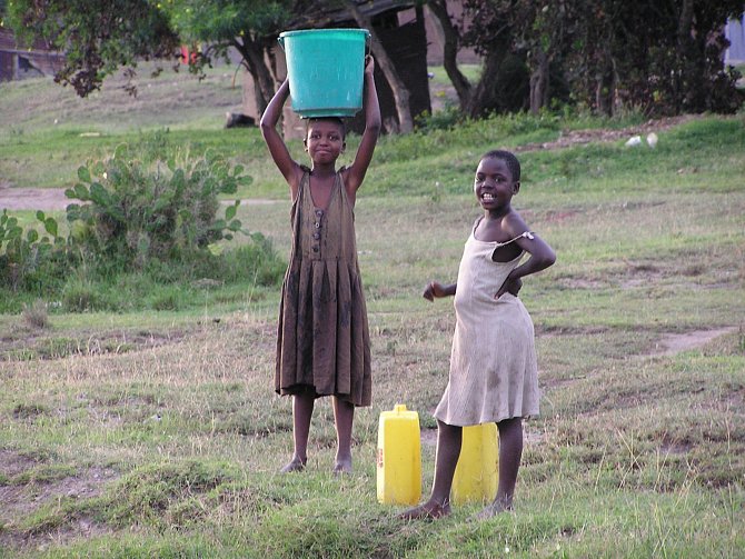 Nosit vodu pro celou domácnost je dětská práce a podle věku se řídí velikost kanystru nebo nádoby. Děti, které měly hodně mladších sourozenců a zdroj vody daleko, si stěžují, že strávily dětství chozením pro vodu.