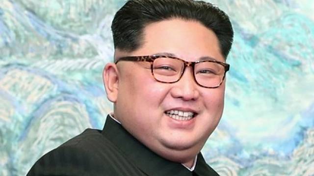 Kim Čong-un je třetím a nejmladším synem Kima Čong-ila. Je nejvyšším vůdcem Korejské lidově demokratické republiky, ve funkci je od 17. prosince 2011.