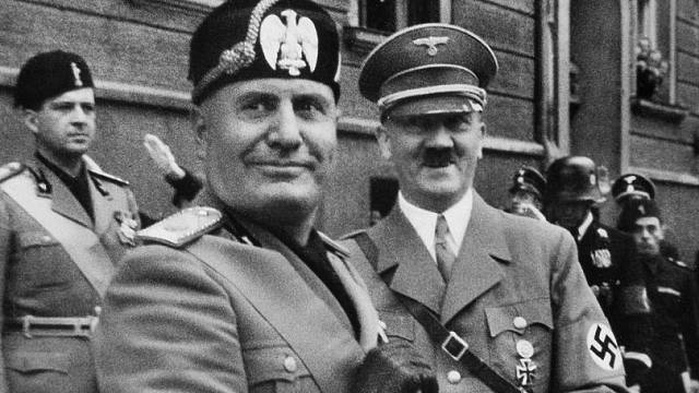 Italský diktátor Mussolini žil v bigamii.