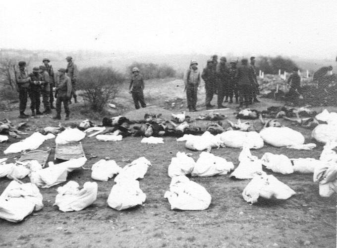 Koncentrační tábor Buchenwald. Fotografie z dubna 1945 krátce po osvobození tábora. K osvobození Buchenwaldu došlo za dramatických okolností 11. dubna 1945 americkými jednotkami (ARCENT, tzv. třetí armáda, 89. infantérie).