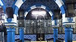 INTERIÉR synagogy El Ghriba je působivě provedený v kombinaci modrých kachlí a dřeva.