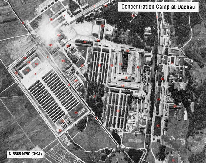 Letecký snímek koncentračního tábora Dachau.