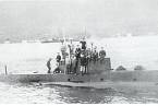 Ponorka U-12 vplouvá do přístavu v Pule