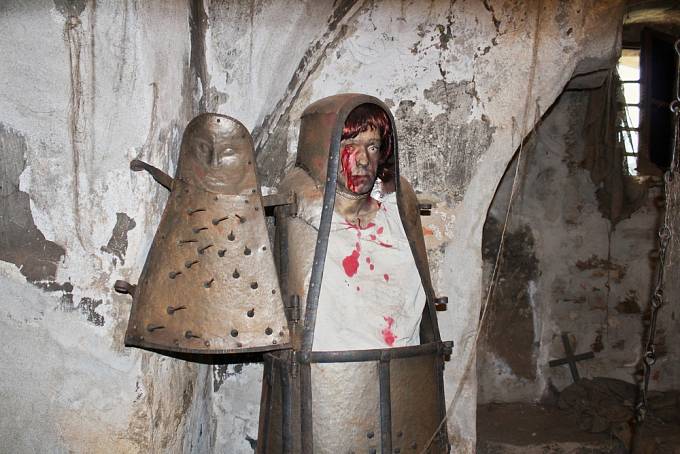 Expozice mučicích nástrojů na hradě Loket