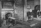Kremační pece v Ravensbrücku. Začátkem roku 1945 byla v Ravensbrücku postavena plynová komora, jejími oběťmi se stalo přes 2 200 žen.