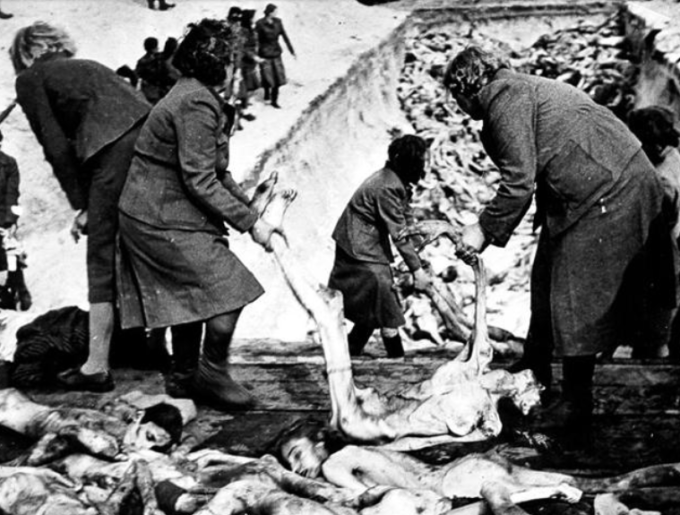 Herta Bothe odklízí mrtvá těla do hromadného hrobu v Bergen-Belsenu