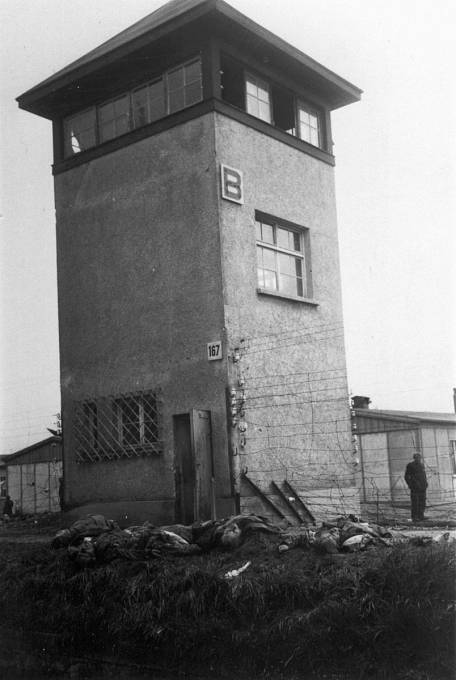 Hlídková věž B v Dachau. Fotografie z dubna 1945.