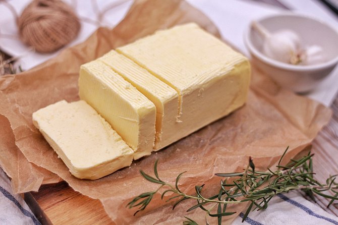 Máslo můžete zvolit klasické, ale i přepuštěné. To si mohou dát i alergici.