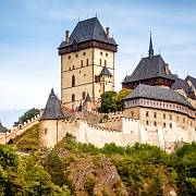 Zdi hradu Karlštejna pamatují krvavou smrt české královny.