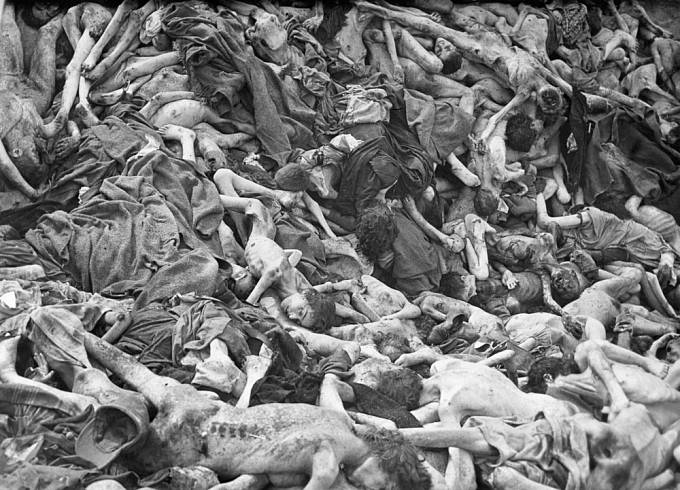 Hromady těl v Bergen-Belsenu