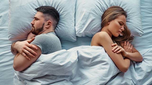 Muž a žena v posteli