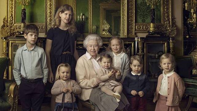 Královna Alžběta II. byla hrdá prababička dvanácti pravnoučat. Na šest let starém snímku od proslulé fotografky Annie Leibovitz byla nejmladším vnoučetem princezna Charlotte (na královnině klíně), dcera prince Williama a vévodkyně Catherine. 