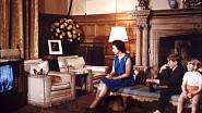 V roce 1969 měli Britové první příležitost nahlédnout prostřednictvím televizní obrazovky do „běžného“ života rodiny Windsorů. Natáčení dokumentu fotograficky doprovázela fotografka BBC Joan Williams, která snímala královskou rodinu i v dalších letech.