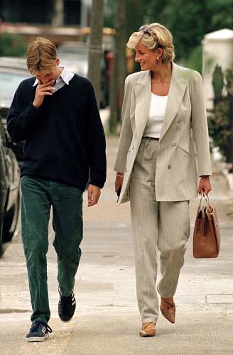Princezna z Walesu a princ William po obědě v La Famiglia v Chelsea v Londýně v červenci 1997.