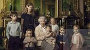 Pětadevadesátiletá královna má 12 pravnoučat, jen loni se narodili čtyři další. Na pět let starém snímku od proslulé fotografky Anne Leibovitz byla nejmladším vnoučetem princezna Charlotte (na královnině klíně), dcera prince Williama a vévodkyně Catherine