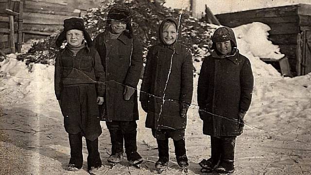 Vasyl Lesyšyn s kamarády z Lotyšska v Usť-Šiši, zima 1952 nebo 1953