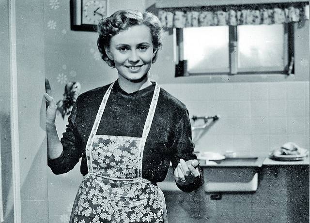 Anna Pitašová hrála maminku ve filmu Brankář bydlí v naší ulici z roku 1957.