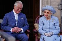 Princ Charles a královna Alžběta II. se společně zúčastnili slavnostní přehlídky s názvem Queen's Body Guard for Scotland, která se konala v zahradách paláce Holyroodhouse v Edinburghu. Královna si společný čas užívala a usmívala se od ucha k uchu.