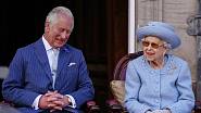 Princ Charles a královna Alžběta II. se společně zúčastnili slavnostní přehlídky s názvem Queen's Body Guard for Scotland, která se konala v zahradách paláce Holyroodhouse v Edinburghu. Královna si společný čas užívala a usmívala se od ucha k uchu.