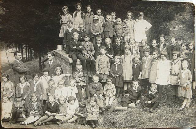 školní děti v Konrádově - 1930s