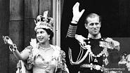 Královna Alžběta II. se ujala trůnu 6. února 1952. Slavnostní korunovace se odehrála o více než rok později 2. června 1953. Královna a její manžel, prince Philip, vévoda z Edinburgu, po ceremonii kynou davům z balkónu v Buckinghamském paláci.