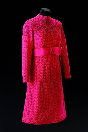 Šaty s mašlí (můžete do 11. 9. 2022 vidět na výstavě The Power of Lace. Krajka – objekt – oděv v Uměleckoprůmyslovém museu v Praze).