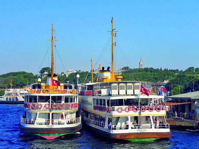 Dopravu pro místní i turisty zajišťují moderní lodě i staré parníky.